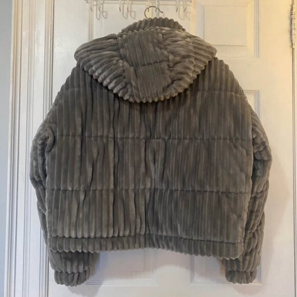 American Eagle xs pluffy winter coat - Picture 2 of 2
